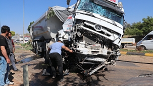 İki tır kafa kafaya çarpıştı: 2 yaralı 