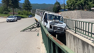 Kamyonet su kanalında asılı kaldı