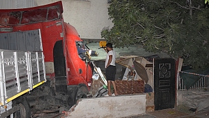 Freni boşalan tır ortalığı savaş alanına çevirdi 