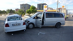 Minibüs otomobille çarpıştı: 8 yaralı