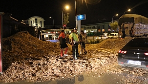 Odun talaşı yüklü tır devrildi! 