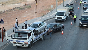 Otomobil 3 araca çarpı: 3 yaralı