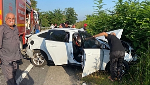 Otomobil servis aracıyla çarpıştı: 14 yaralı