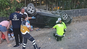 Otomobil yol kenarına devrildi: 3 yaralı