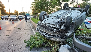 Otomobilin sıkıştırdığı araç takla attı: 6 yaralı