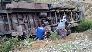 Tır şarampole devrildi: 3 kişi yaralandı 