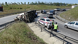 Tuzla'da beton mikseri yola devrildi 