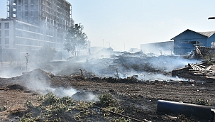 Demir kesen işçi fabrika bahçesini yaktı 