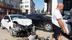 Edirne'de iki otomobil çarpıştı: 3 yaralı 