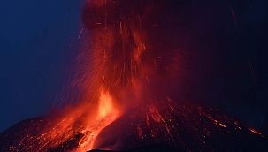 Etna Yanardağı kül ve lav püskürttü