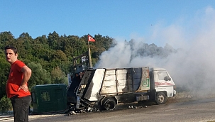 Geri dönüşüm kamyonu alev alev yandı 