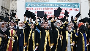 İlahiyat Fakültesi'nde mezuniyet coşkusu 