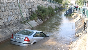 Kaza sonrası sulama kanalına uçtular