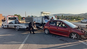 Kamyonet ile otomobil çarpıştı: 4 yaralı 