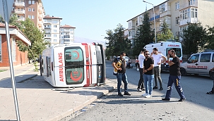 Ambulans otomobile çarptı: 4 yaralı! 