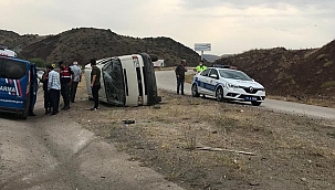 Panelvan minibüs takla attı: 3 yaralı 