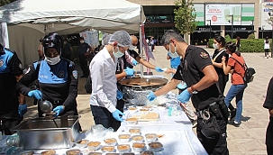 Polis vatandaşın ağzını tatlandırdı 