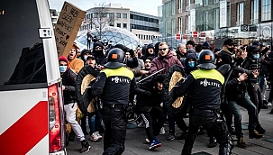 Hollanda'da Covid-19 kısıtlamalarına karşı protesto 