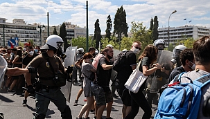 Atina'da polisten öğrenciye tekmeli müdahale 