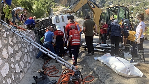 Isparta'ta tır şarampole devrildi: 2 ölü 