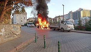 Park halindeki araç alev alev yandı 