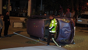 Park halindeki otomobillere çarpıp takla attı