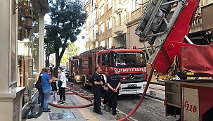 Pendik'te 5 katlı binada çatı yangını 