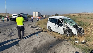 Radar aracına otomobil çarptı: 1'i polis 3 yaralı