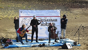 Rusya'da yanardağ eteklerinde mini konser 