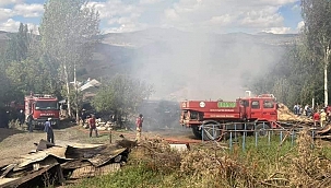 Sarıkamış'ta ev ve ahır yangını! 