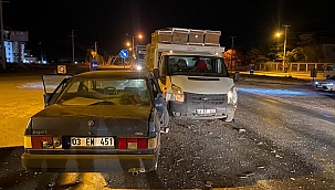 Afyonkarahisar'da kamyonetle otomobil çarpıştı 