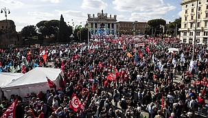 İtalya'da 200 bin kişi faşizme karşı yürüdü