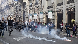 İtalya'da aşı protestosuna polis müdahalesi