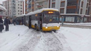 Belediye otobüsü yolda kalınca iş yolculara düştü