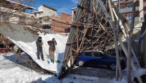 Çöken otoparkın çatısı karton gibi ikiye ayrıldı