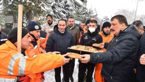 Gürkan sahada çalışan personellerle bir araya geldi