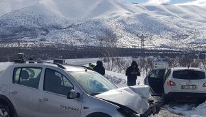 İki otomobil kafa kafaya çarpıştı: 9 yaralı