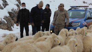 Karlı yolları açma çalışmalarını denetledi