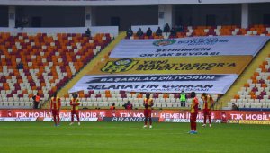 Yeni Malatyasporlu futbolcular maça protesto ile başladı