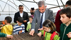 Yeşilyurt'ta dededen toruna tohumlar toprakla buluşuyor