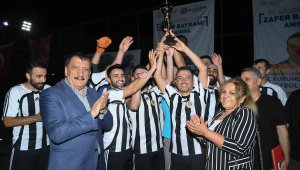 Futbol turnuvasında kupa İnönü Üniversitesi'nin