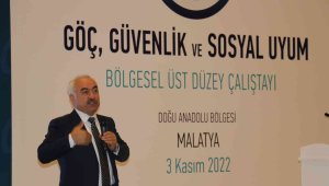 "Biz, birilerinin yaptığı gibi Ege Denizi'nde botlarını şişleyip, çocukları soğuk sularda ölüme mahkum edemezdik"