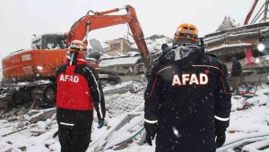 Deprem bölgesinde kar altında zamanla yarış