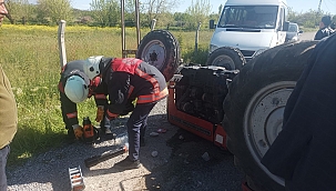 Devrilen traktörün altında kalan sürücü yaralandı 