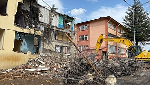 Depremde hasar alan belediye binası yıkıldı 