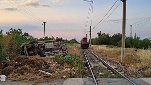 Malatya'da yük treni ile minibüs çarpıştı: 2 yaralı 