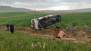 Sivas'ta minibüs tarlaya uçtu: 13 yaralı 