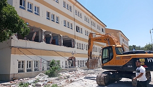 Doğanşehir'de hasarlı kamu binaları yıkılıyor 