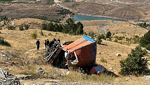 Kamyon şarampole devrildi: 2 ölü