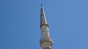 Yıkılan caminin minaresindeki hilali almak için her gece minareye tırmanıyor 